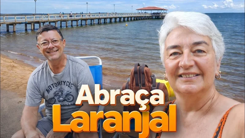 Eduardo e Niaia na praia, no evento Abraça Laranjal
