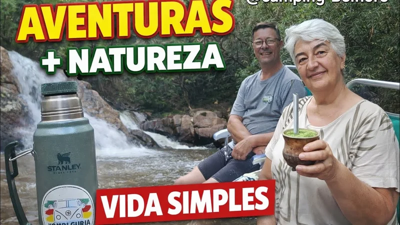 Eduardo e Niaia tomando chimarrão junto a uma cachoeira, no Camping Belfiore