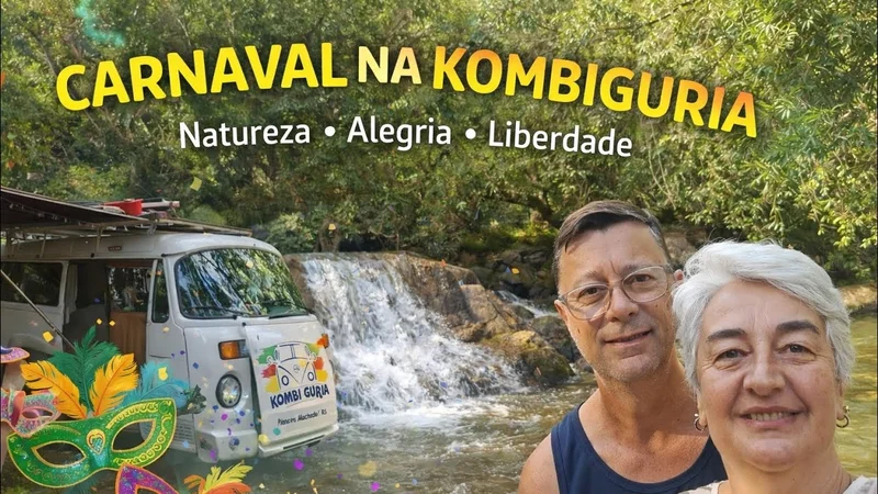 Capa do vídeo Carnaval na KombiGuria, com Eduardo e Niaia junto à Kombi numa cachoeira