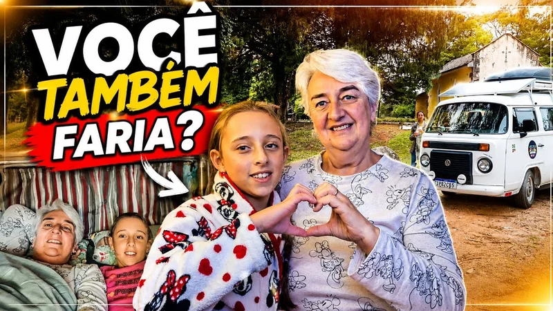 Niaia e a neta fazendo coração com as mãos, com a Kombi ao fundo