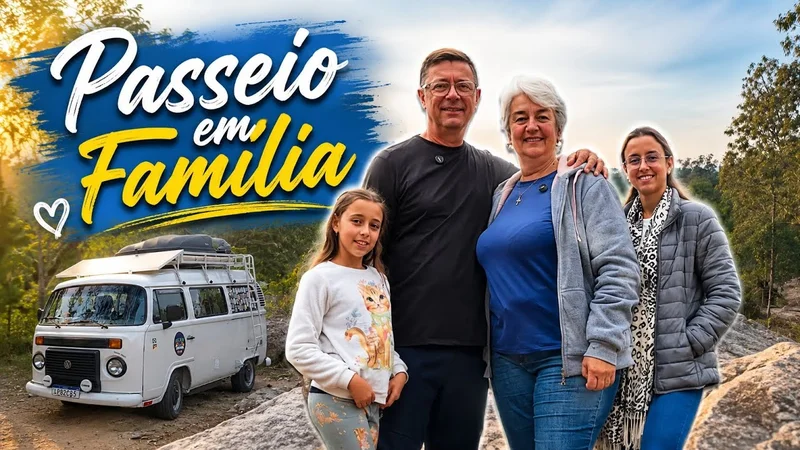 A família Guria reunida ao lado da Kombi