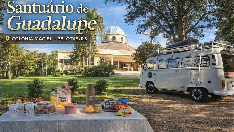A Kombi estacionada em frente ao Santuário Nossa Senhora de Guadalupe
