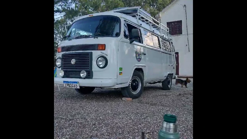 A Kombi estacionada num piquenique ao ar livre