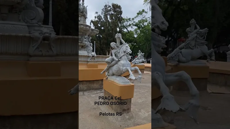 Chafariz com estátuas na Praça Central Cel. Pedro Osório, em Pelotas